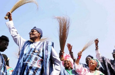 PIC. 4. FROM LEFT: APC PRESIDENTIAL CANDIDATE, RETIRED GEN. MUHAMMADU BUHARI; FORMER DEPUTY GOVERNOR 
OF PLATEAU, MRS PAUL TALLEN AND OTHER PARTY OFFICIALS, DURING APC PRESIDENTIAL CAMPAIGN IN JOS ON 
SATURDAY (17/1/15). 
7000/17/01/2015/SAA/BJO/NAN