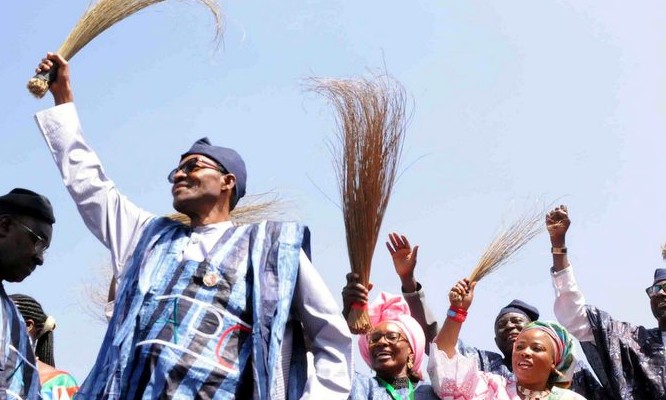 PIC. 4. FROM LEFT: APC PRESIDENTIAL CANDIDATE, RETIRED GEN. MUHAMMADU BUHARI; FORMER DEPUTY GOVERNOR 
OF PLATEAU, MRS PAUL TALLEN AND OTHER PARTY OFFICIALS, DURING APC PRESIDENTIAL CAMPAIGN IN JOS ON 
SATURDAY (17/1/15). 
7000/17/01/2015/SAA/BJO/NAN